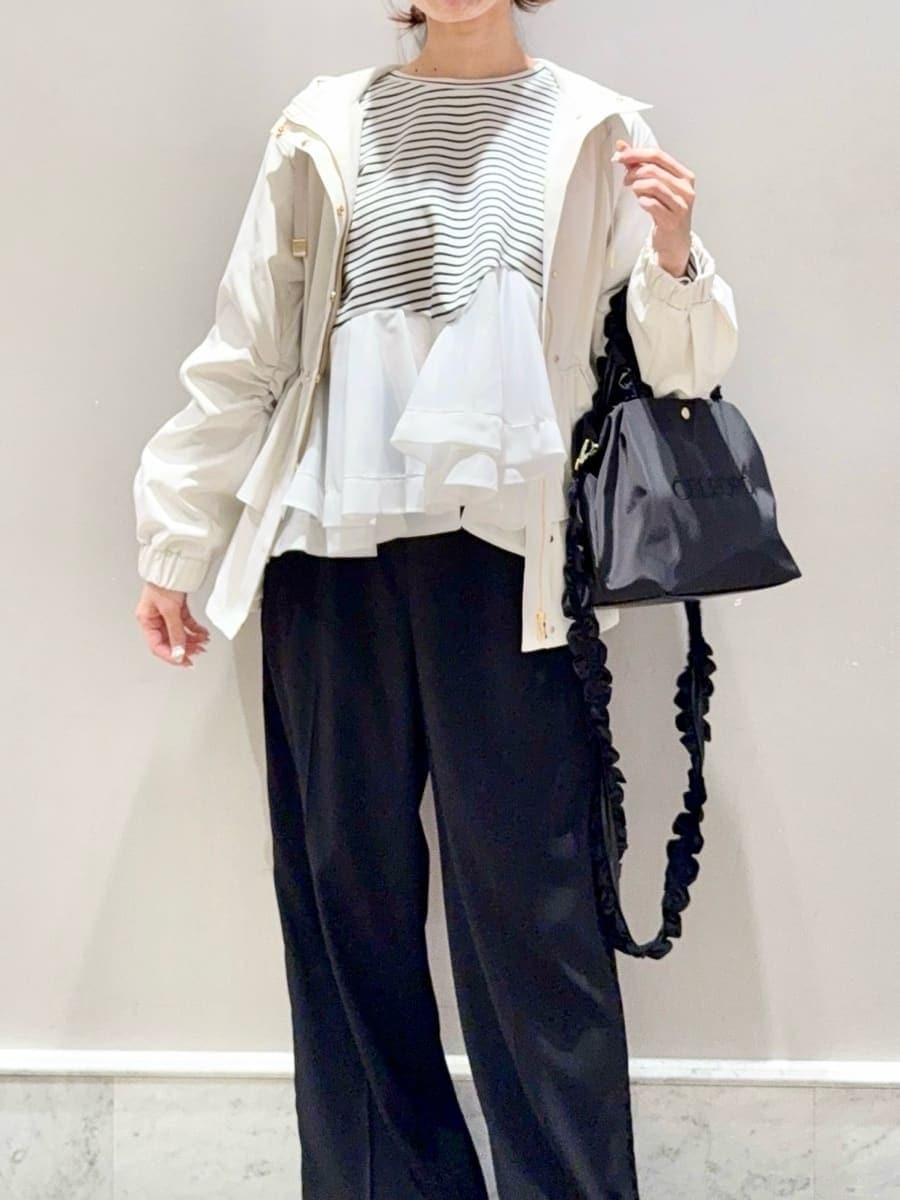 ブラック系のスニーカー、その他のTシャツ/カットソー、ホワイト系のブルゾンを着用したレディースの春コーディネートの4枚目の写真