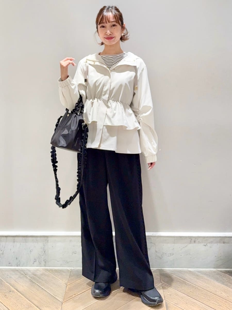 ブラック系のスニーカー、その他のTシャツ/カットソー、ホワイト系のブルゾンを着用したレディースの春コーディネートの2枚目の写真