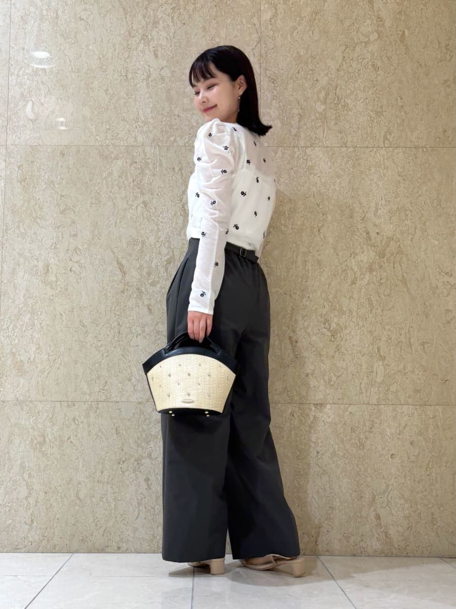 「骨格ウェーブ、ディリーコーディネート、パンツ、トップス、夏コーデ、秋コーデ、カジュアル、デートコーデ、秋先取りコーデ」｜「CELFORDのフラワーエンブロイダリーカーディガン（カーディガン/ボレロ、ホワイト系）」を使った、CELFORDさん（レディース・161cm）の夏コーディネートの2枚目の写真