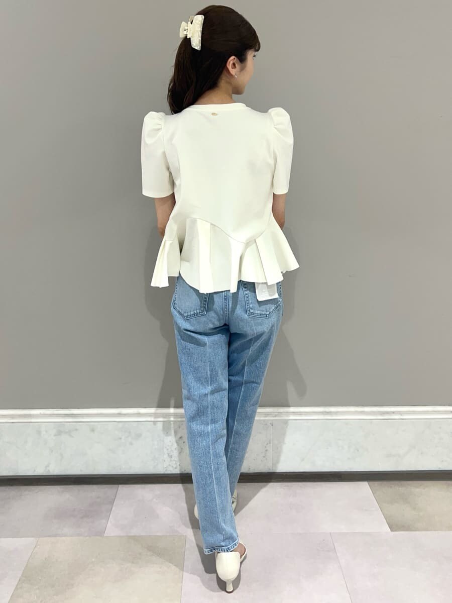 「骨格ウェーブ、ディリーコーディネート、パンツ、トップス、春コーディネート、夏コーデ、カジュアル」｜「CELFORDのアシンメトリーソフトポンチトップス（Tシャツ/カットソー、ホワイト系）」を使った、CELFORDさん（レディース・158cm）の夏コーディネートの4枚目の写真