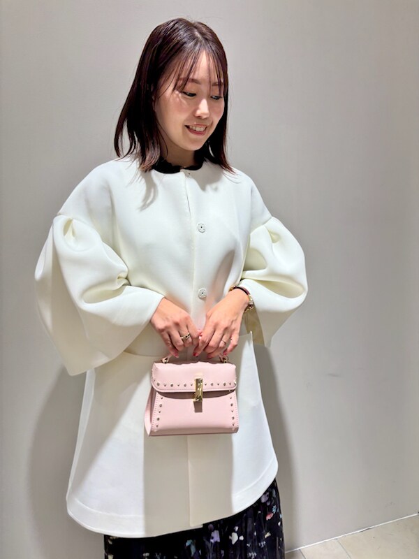 「骨格ストレート、お呼ばれコーディネート、ディリーコーディネート、コート、ワンピース、春コーディネート」｜「CELFORDのボリュームスリーブポンチコート（その他アウター、ホワイト系）」を使った、CELFORDさん（レディース・158cm）の冬コーディネートの4枚目の写真