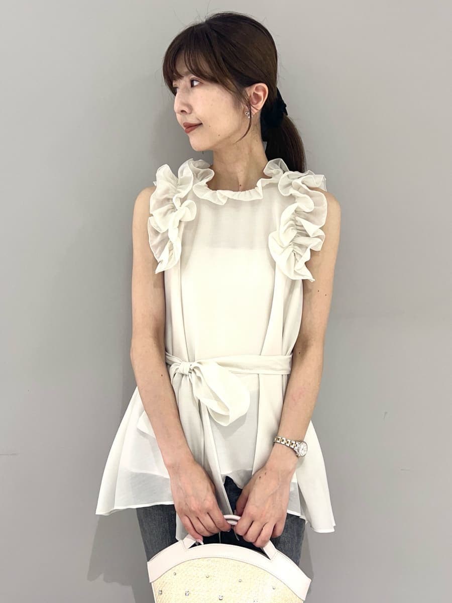 「骨格ウェーブ、ディリーコーディネート、パンツ、トップス、パーティ、夏コーデ、カジュアル、デートコーデ」｜「CELFORDのAラインフレアラッフルブラウス（シャツ/ブラウス、ホワイト系）」を使った、CELFORDさん（レディース・158cm）の夏コーディネートの5枚目の写真