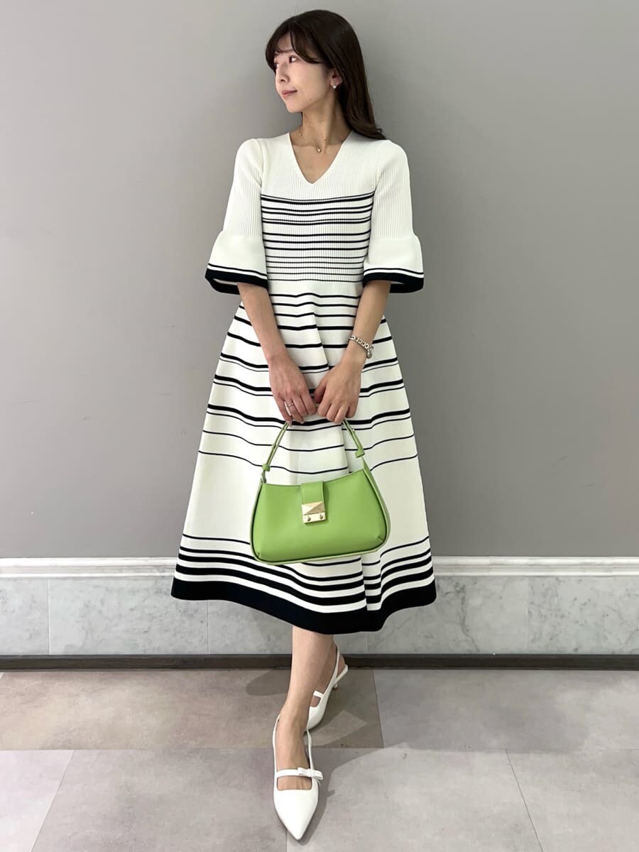 その他のワンピース、グリーン系のショルダーバッグ、ゴールド系のネックレスを着用したレディースの冬コーディネートの6枚目の写真