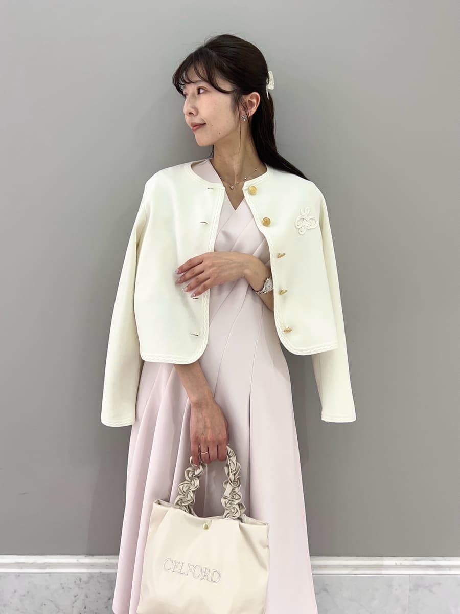 ホワイト系のカーディガン/ボレロ、ピンク系のワンピース、ホワイト系のトートバッグを着用したレディースの冬コーディネートの5枚目の写真