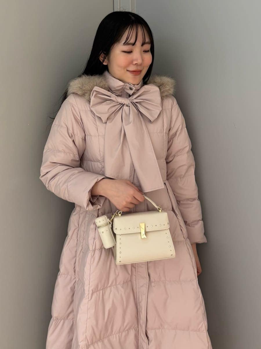 ホワイト系のショルダーバッグ、ピンク系のダウンジャケット/コート、ホワイト系のマスクを着用したレディースの秋コーディネートの3枚目の写真