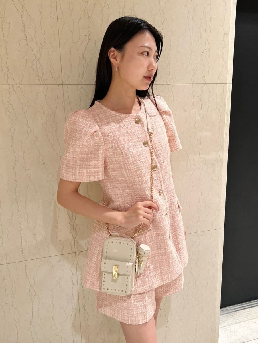 「骨格ウェーブ、ディリーコーディネート、ジャケット、パンツ、春コーディネート、夏コーデ、デートコーデ」｜「CELFORDのビジューハートフープピアス（ピアス（両耳用）、シルバー系）」を使った、CELFORDさん（レディース・158cm）の春コーディネートの6枚目の写真