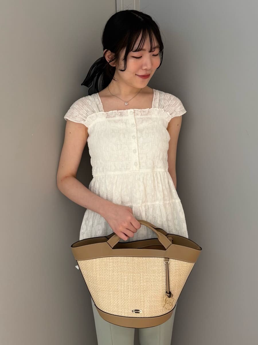 「骨格ウェーブ、ディリーコーディネート、トップス、高身長コーデ、夏コーデ」｜「CELFORDのシャーリングチュニックブラウス（シャツ/ブラウス、ホワイト系）」を使った、CELFORDさん（レディース・165cm）の夏コーディネートの4枚目の写真