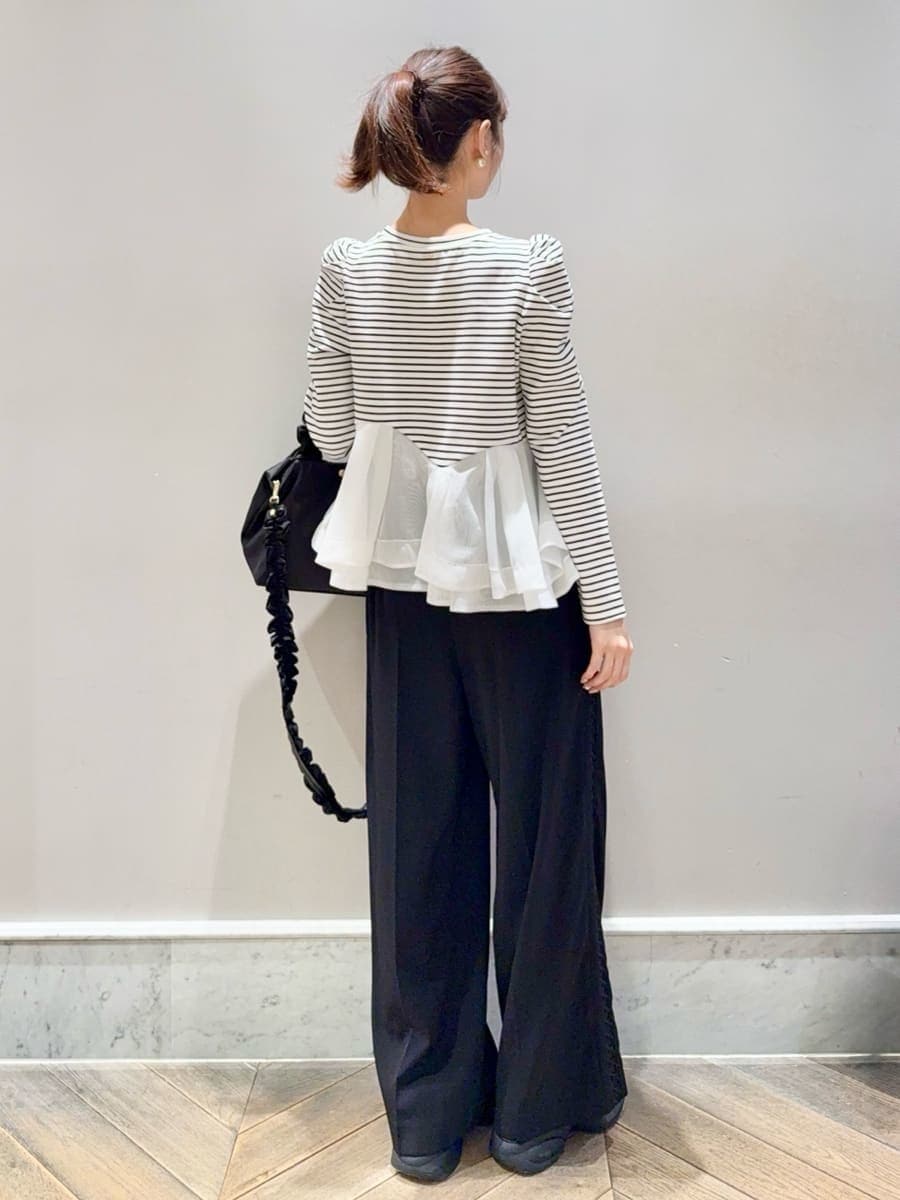 ブラック系のスニーカー、その他のTシャツ/カットソー、ホワイト系のブルゾンを着用したレディースの春コーディネートの9枚目の写真