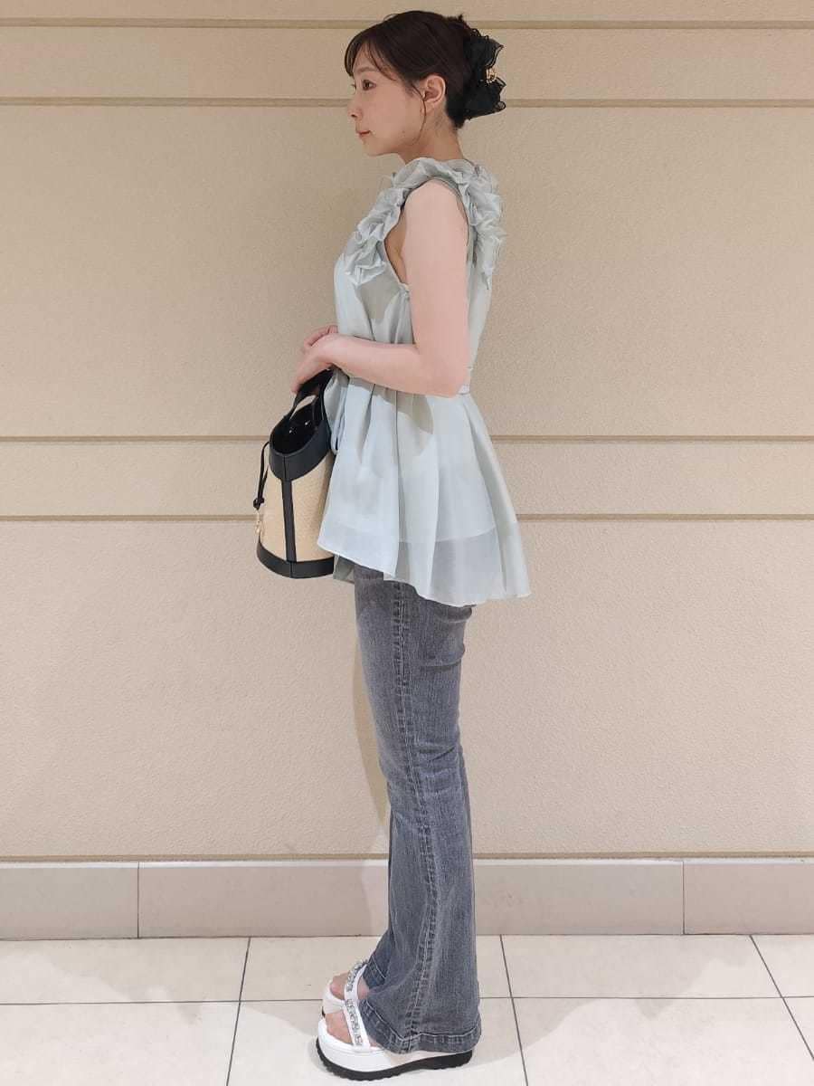 「骨格ウェーブ、骨格ナチュラル、骨格ストレート、ディリーコーディネート、パンツ、トップス、低身長コーデ、高身長コーデ、春コーディネート、夏コーデ、秋コーデ、低身長コーディネート、カジュアル」｜「CELFORDのAラインフレアラッフルブラウス（シャツ/ブラウス、グリーン系）」を使った、CELFORDさん（レディース・158cm）の夏コーディネートの4枚目の写真
