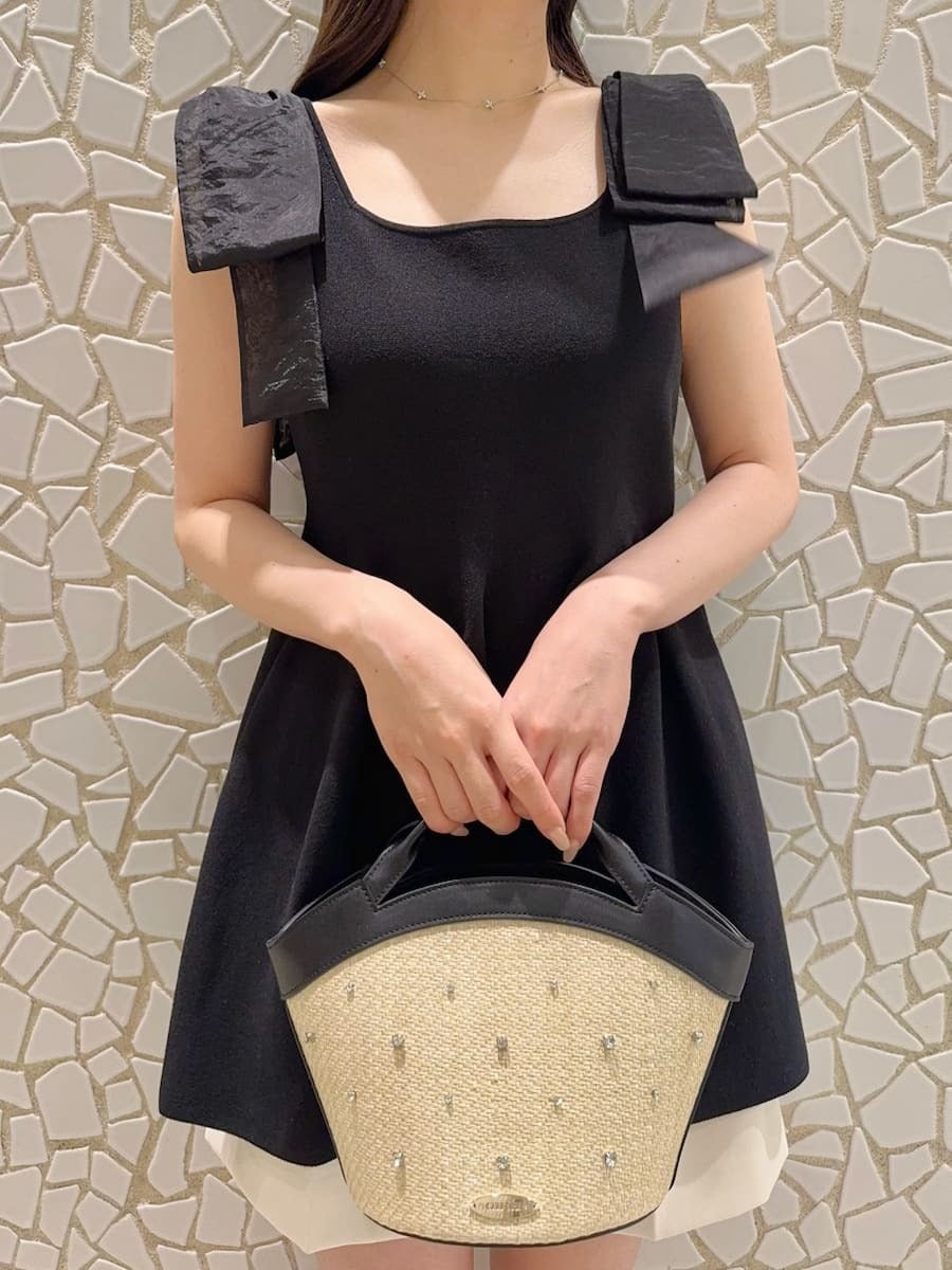 「骨格ウェーブ、骨格ナチュラル、ディリーコーディネート、パンツ、ニット、夏コーデ」｜「CELFORDのリボンショルダーペプラムニットプルオーバー（ニット/セーター、ブラック系）」を使った、CELFORDさん（レディース・158cm）の夏コーディネートの6枚目の写真
