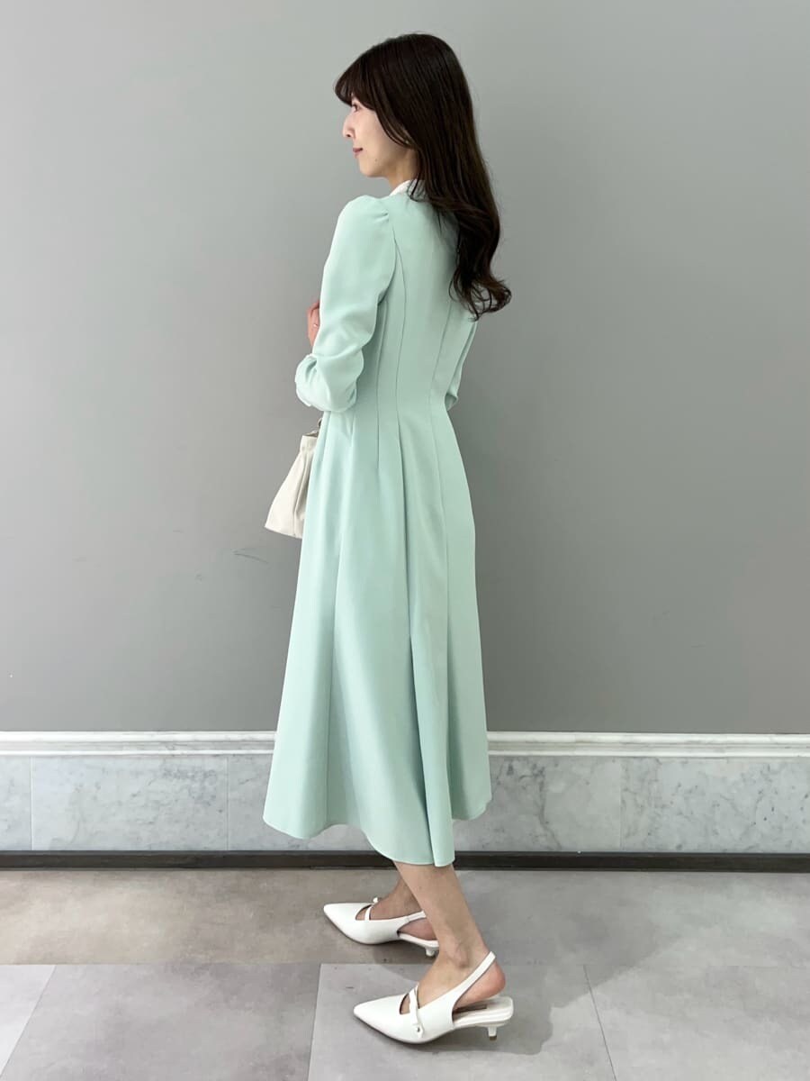 ホワイト系のトートバッグを着用したレディースの冬コーディネートの4枚目の写真