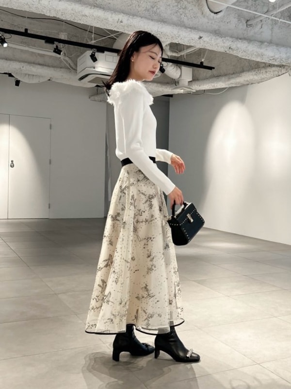 「骨格ウェーブ、ディリーコーディネート、スカート、トップス、ニット、冬コーデ」｜「CELFORDのフェザーフリルリブニットプルオーバー（ニット/セーター、ホワイト系）」を使った、CELFORDさん（レディース・158cm）の冬コーディネートの5枚目の写真