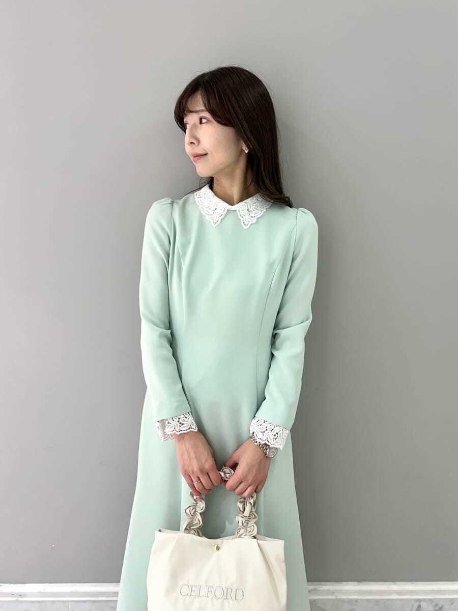 ホワイト系のトートバッグを着用したレディースの冬コーディネートの6枚目の写真