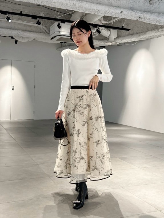 「骨格ウェーブ、ディリーコーディネート、スカート、トップス、ニット、冬コーデ」｜「CELFORDのフェザーフリルリブニットプルオーバー（ニット/セーター、ホワイト系）」を使った、CELFORDさん（レディース・158cm）の冬コーディネートの4枚目の写真