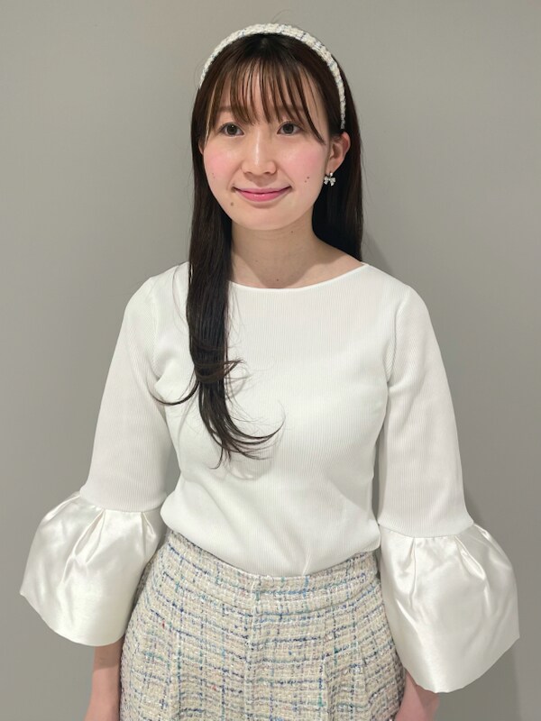 「骨格ウェーブ、ディリーコーディネート、パンツ、トップス、ニット、春コーディネート、秋コーデ、カジュアル、デートコーデ、秋先取りコーデ」｜「CELFORDのシェイクビジューリボンピアス（ピアス（両耳用）、シルバー系）」を使った、CELFORDさん（レディース・162cm）の冬コーディネートの2枚目の写真