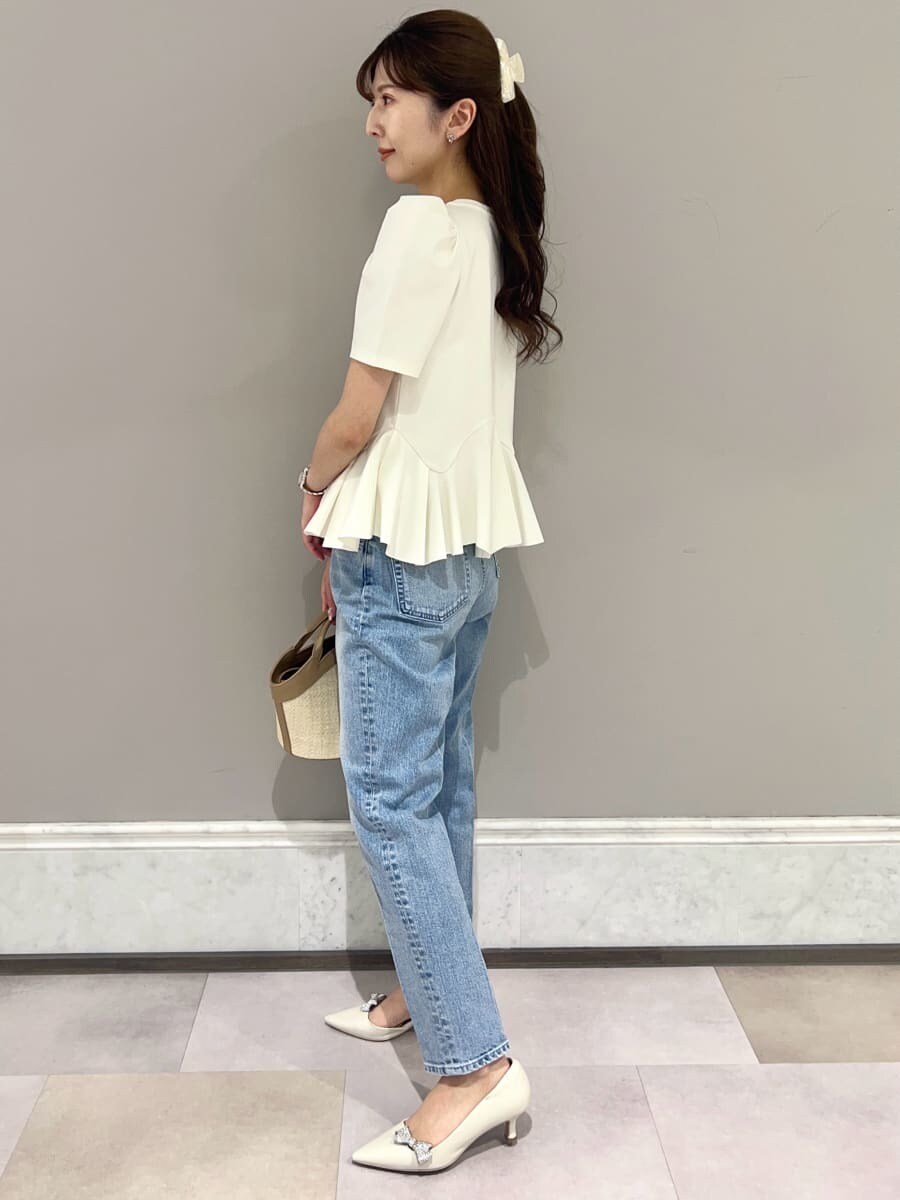「骨格ウェーブ、ディリーコーディネート、パンツ、トップス、春コーディネート、夏コーデ、カジュアル」｜「CELFORDのアシンメトリーソフトポンチトップス（Tシャツ/カットソー、ホワイト系）」を使った、CELFORDさん（レディース・158cm）の夏コーディネートの3枚目の写真