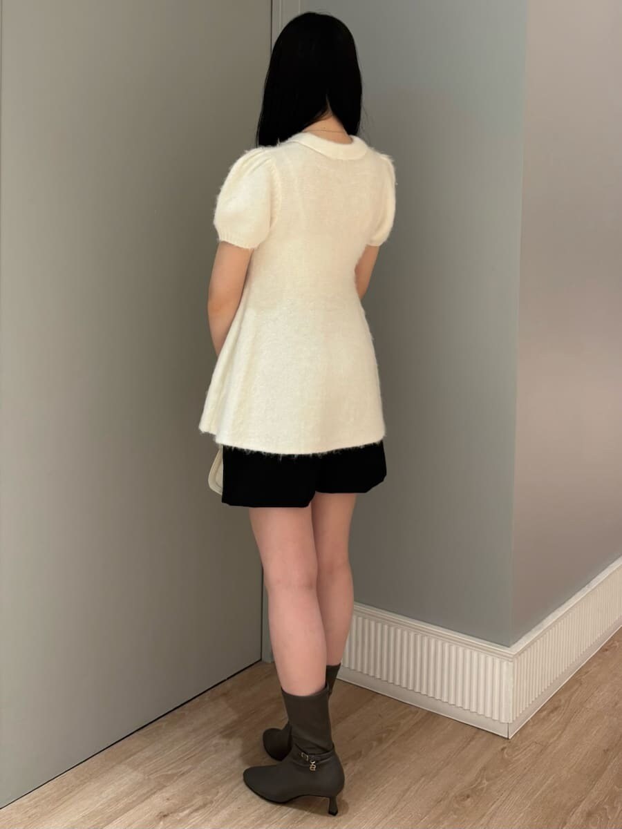 ホワイト系のニット/セーター、ブラック系のその他パンツを着用したレディースの秋コーディネートの4枚目の写真