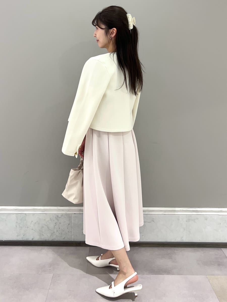 ホワイト系のカーディガン/ボレロ、ピンク系のワンピース、ホワイト系のトートバッグを着用したレディースの冬コーディネートの4枚目の写真