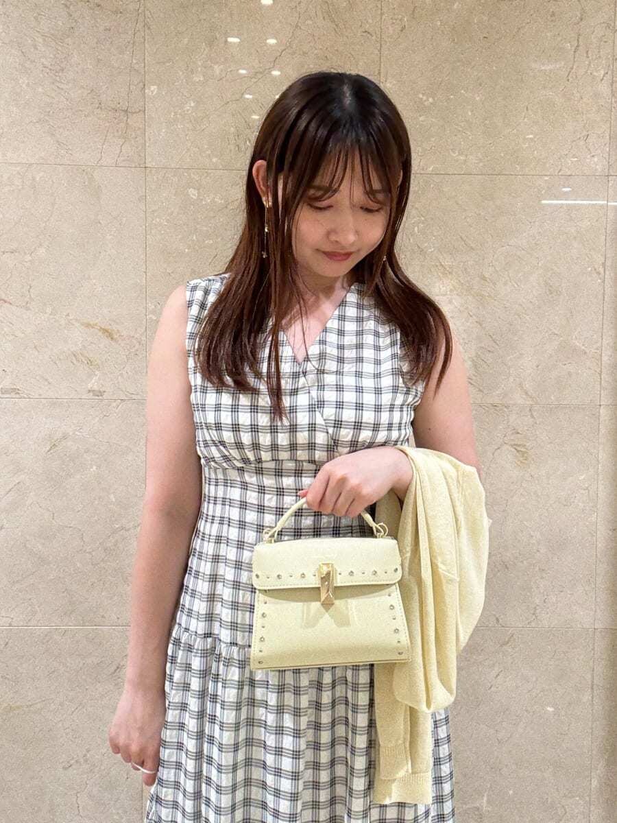 「骨格ストレート、ディリーコーディネート、ニット、ワンピース、夏コーデ、秋コーデ、カジュアル、デートコーデ、秋先取りコーデ」｜「CELFORDのサッカーチェックワンピース（ワンピース、その他）」を使った、CELFORDさん（レディース・160cm）の夏コーディネートの6枚目の写真