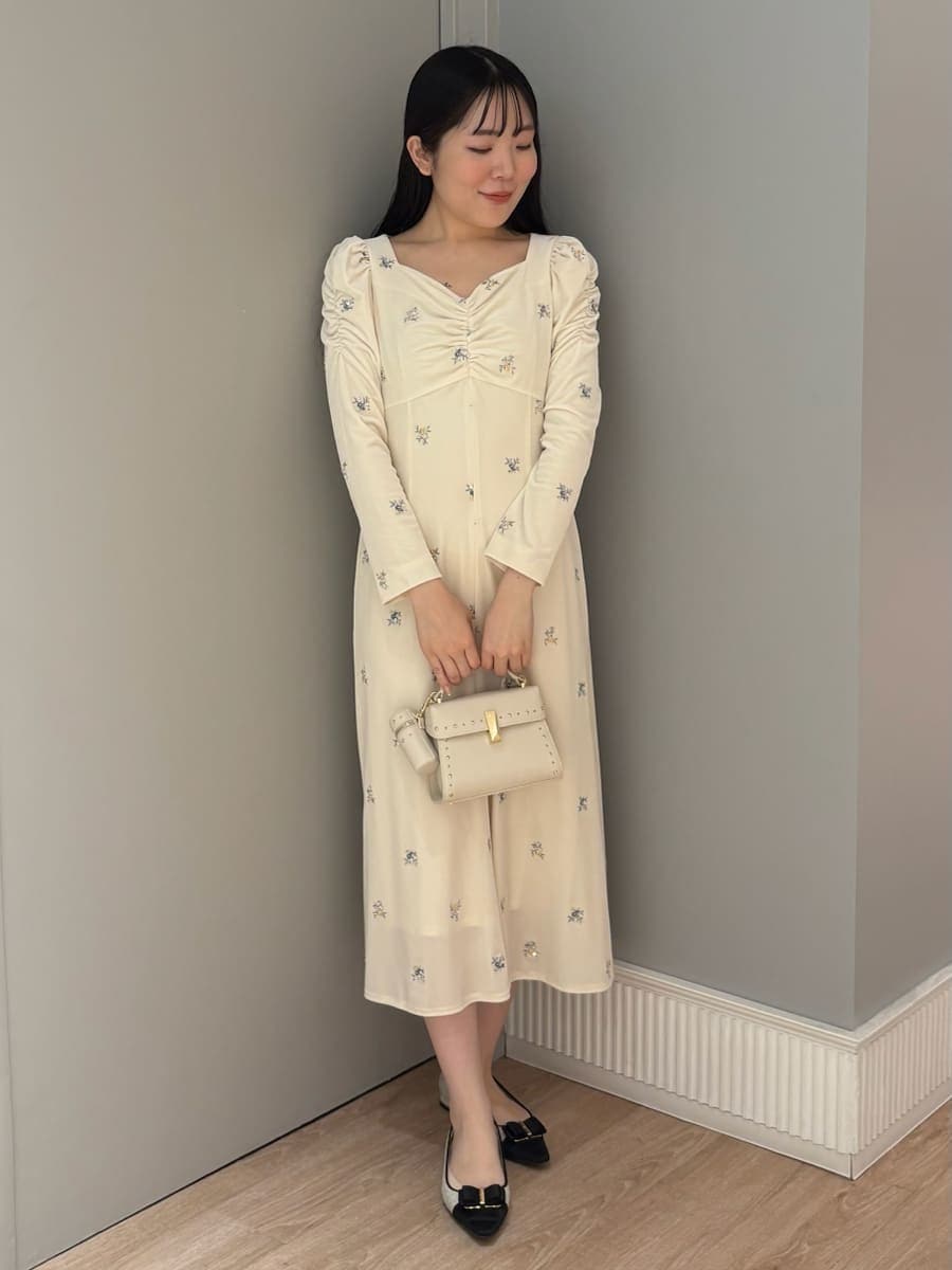 ホワイト系のショルダーバッグ、ピンク系のダウンジャケット/コート、ホワイト系のマスクを着用したレディースの秋コーディネートの7枚目の写真