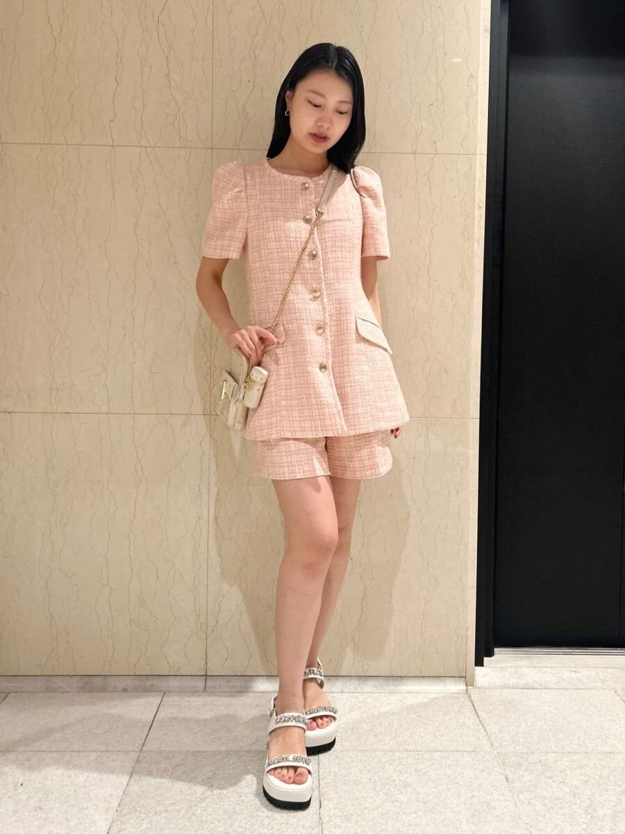 「骨格ウェーブ、ディリーコーディネート、ジャケット、パンツ、春コーディネート、夏コーデ、デートコーデ」｜「CELFORDのビジューハートフープピアス（ピアス（両耳用）、シルバー系）」を使った、CELFORDさん（レディース・158cm）の春コーディネートの2枚目の写真