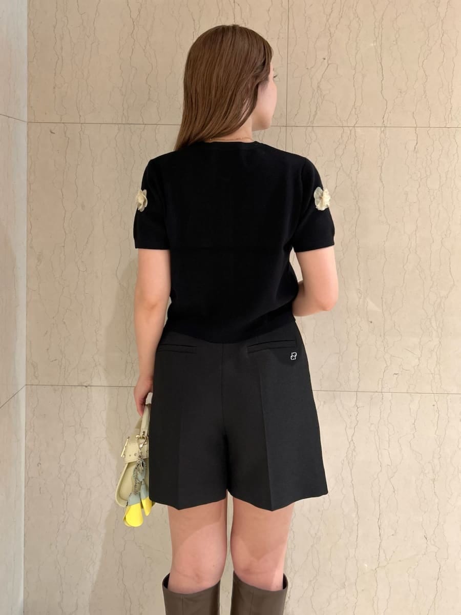 「骨格ナチュラル、ディリーコーディネート、パンツ、トップス、ニット、秋コーデ、カジュアル、秋先取りコーデ」｜「CELFORDのバリエーションタックショートパンツ（その他パンツ、ブラック系）」を使った、CELFORDさん（レディース・157cm）の夏コーディネートの3枚目の写真