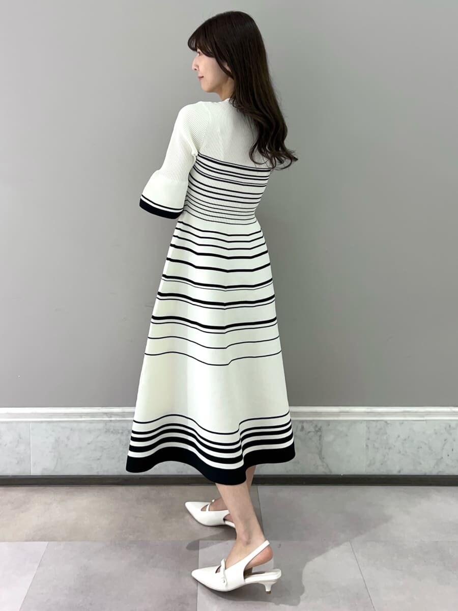 その他のワンピース、グリーン系のショルダーバッグ、ゴールド系のネックレスを着用したレディースの冬コーディネートの8枚目の写真