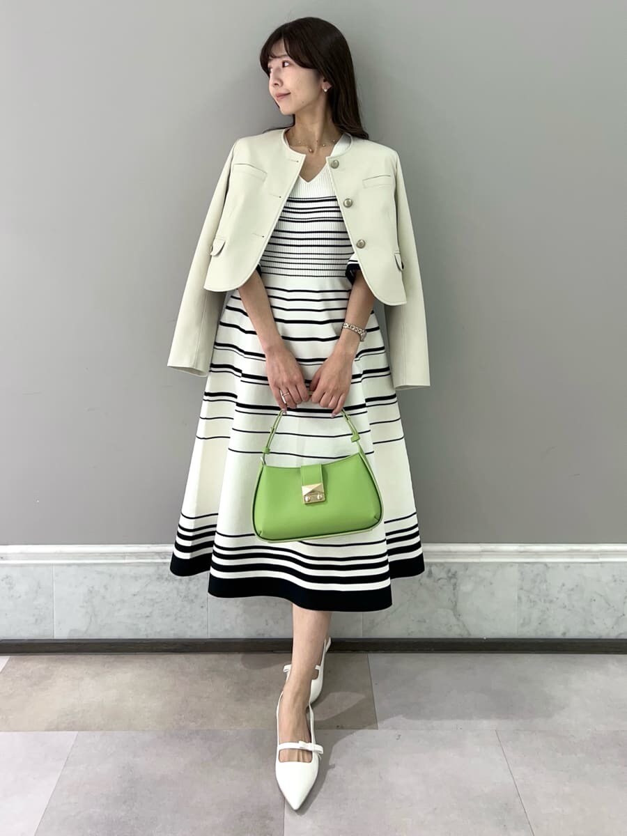 その他のワンピース、グリーン系のショルダーバッグ、ゴールド系のネックレスを着用したレディースの冬コーディネートの3枚目の写真