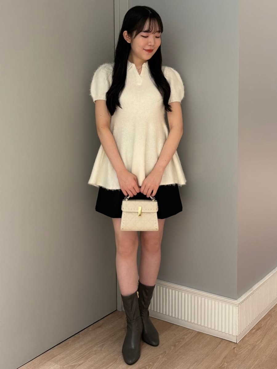 ホワイト系のニット/セーター、ブラック系のその他パンツを着用したレディースの秋コーディネートの2枚目の写真