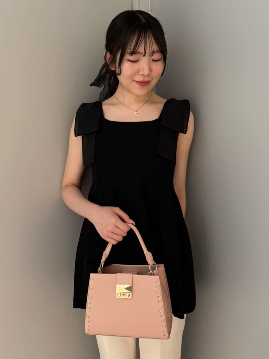 「骨格ウェーブ、ディリーコーディネート、パンツ、トップス、高身長コーデ、夏コーデ、デートコーデ」｜「CELFORDのリボンショルダーペプラムニットプルオーバー（ニット/セーター、ブラック系）」を使った、CELFORDさん（レディース・165cm）の夏コーディネートの4枚目の写真