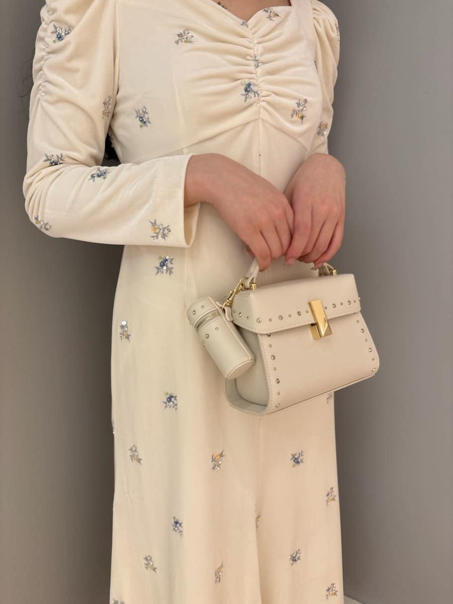 ホワイト系のショルダーバッグ、ピンク系のダウンジャケット/コート、ホワイト系のマスクを着用したレディースの秋コーディネートの9枚目の写真