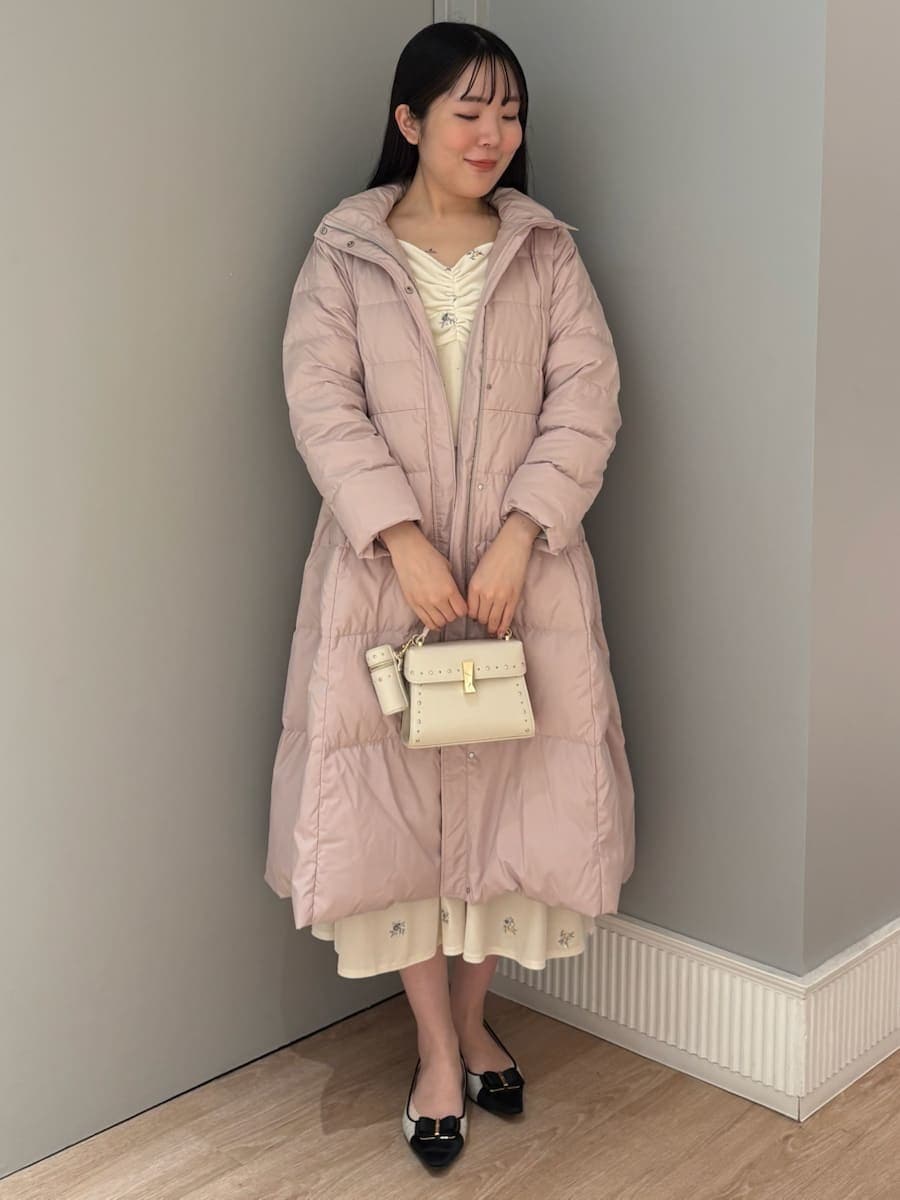 ホワイト系のショルダーバッグ、ピンク系のダウンジャケット/コート、ホワイト系のマスクを着用したレディースの秋コーディネートの4枚目の写真