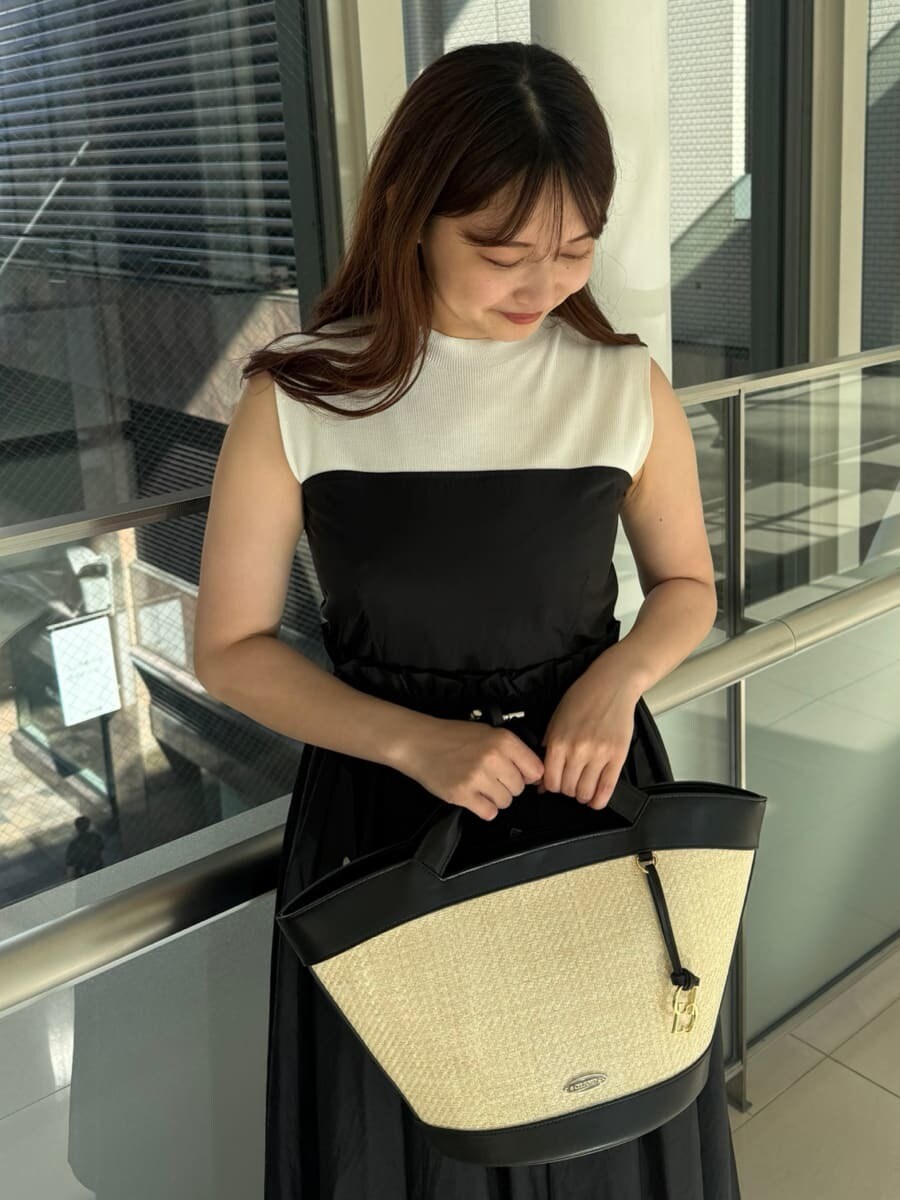 「骨格ストレート、ディリーコーディネート、ワンピース、夏コーデ、カジュアル、デートコーデ」｜「CELFORDのドロストニットドッキングワンピース（ワンピース、ブラック系）」を使った、CELFORDさん（レディース・160cm）の夏コーディネートの4枚目の写真