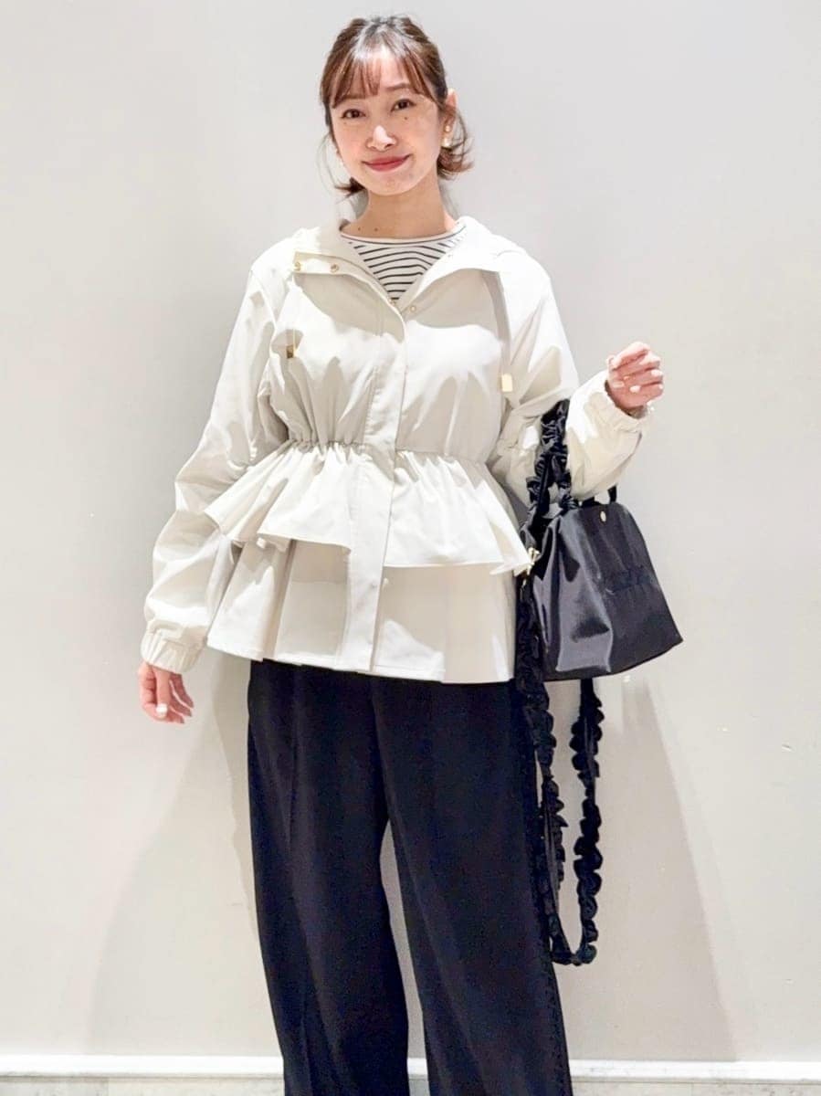 ブラック系のスニーカー、その他のTシャツ/カットソー、ホワイト系のブルゾンを着用したレディースの春コーディネートの5枚目の写真
