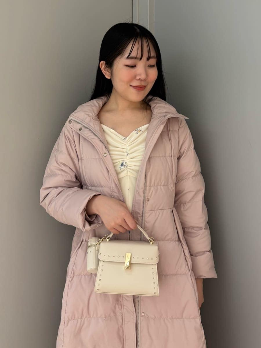 ホワイト系のショルダーバッグ、ピンク系のダウンジャケット/コート、ホワイト系のマスクを着用したレディースの秋コーディネートの5枚目の写真