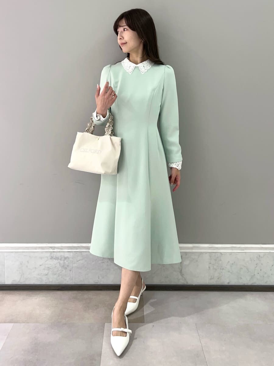 ホワイト系のトートバッグを着用したレディースの冬コーディネートの2枚目の写真