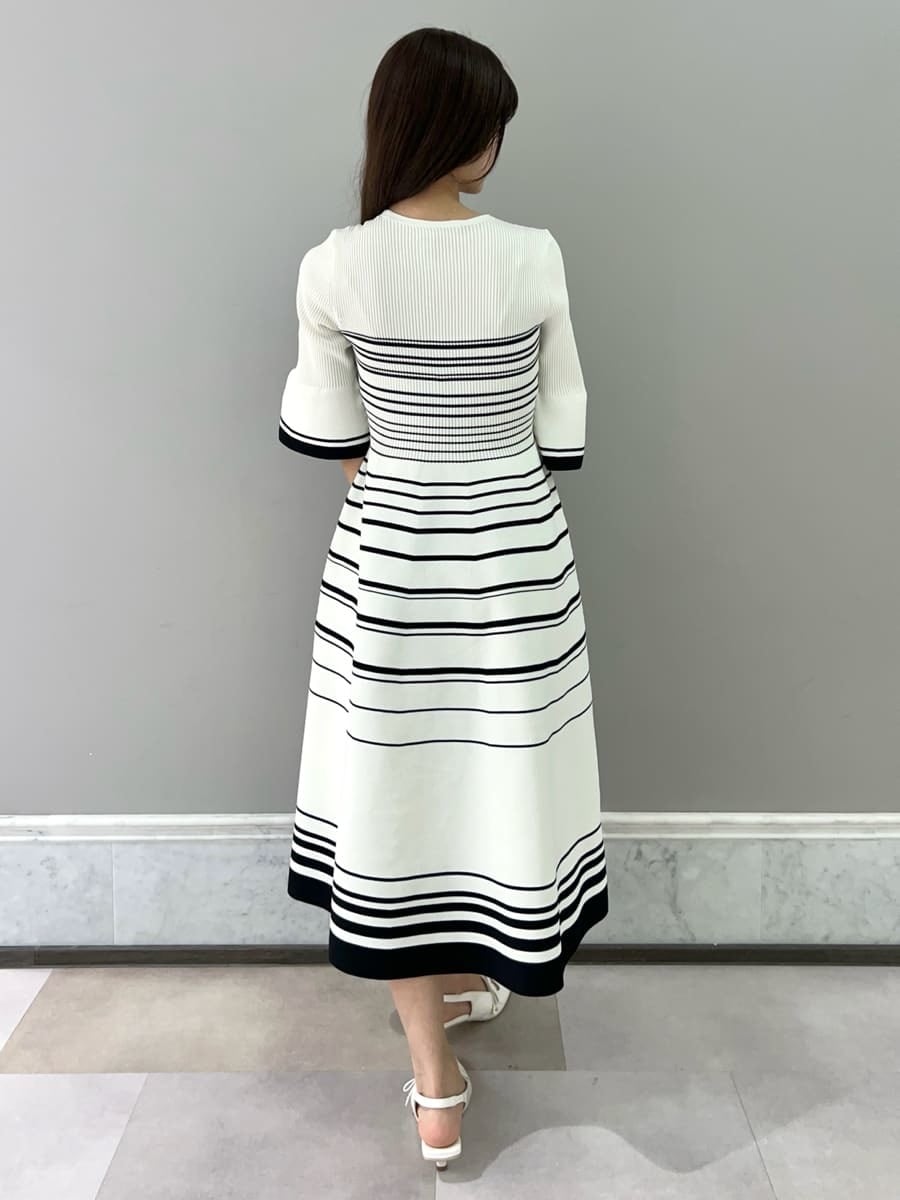 その他のワンピース、グリーン系のショルダーバッグ、ゴールド系のネックレスを着用したレディースの冬コーディネートの9枚目の写真