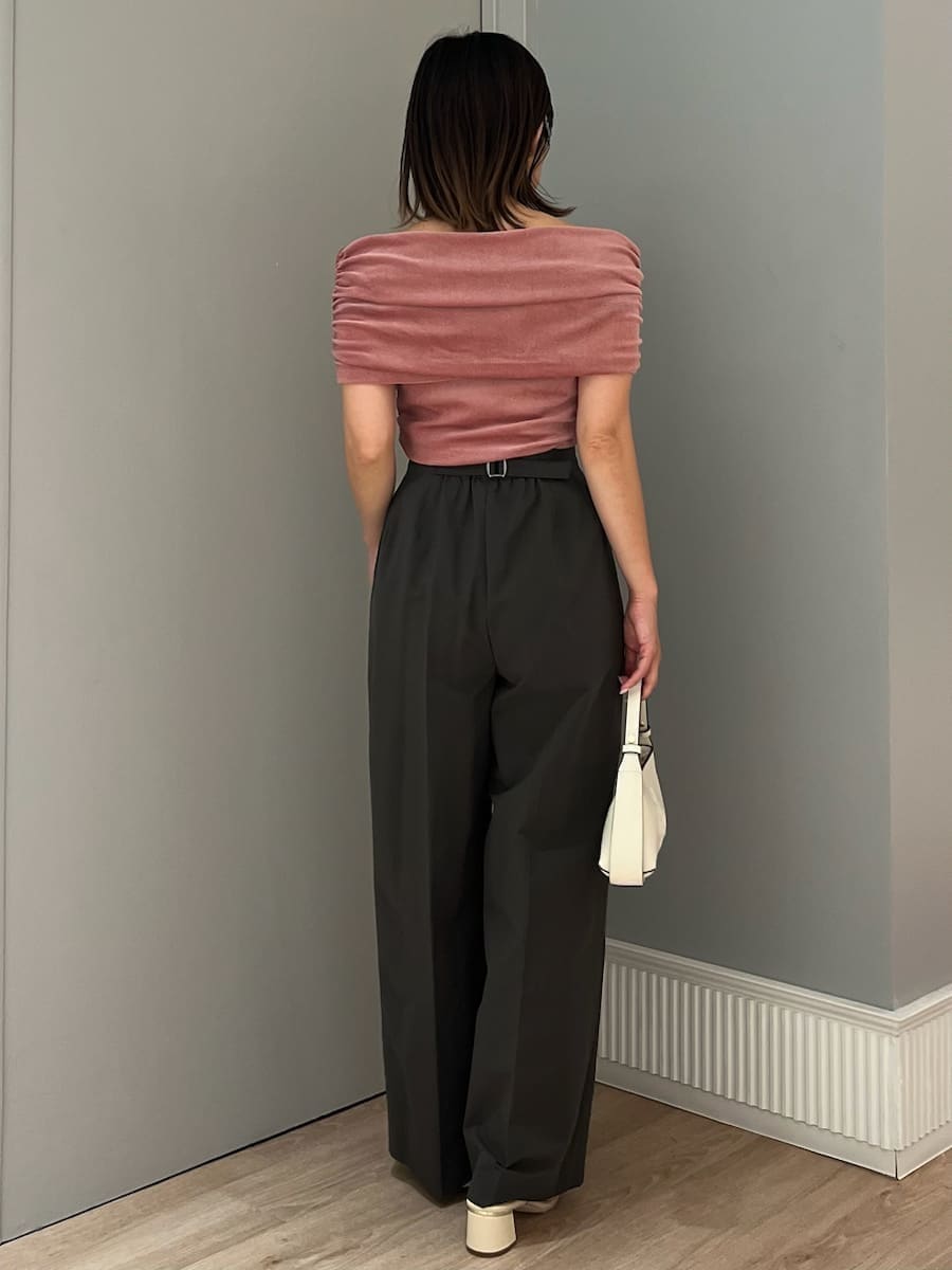 「骨格ウェーブ、ディリーコーディネート、パンツ、トップス、低身長コーデ、春コーディネート、夏コーデ、低身長コーディネート、カジュアル」｜「CELFORDのオフショルチュールベロアトップス（Tシャツ/カットソー、ピンク系）」を使った、CELFORDさん（レディース・152cm）の夏コーディネートの4枚目の写真
