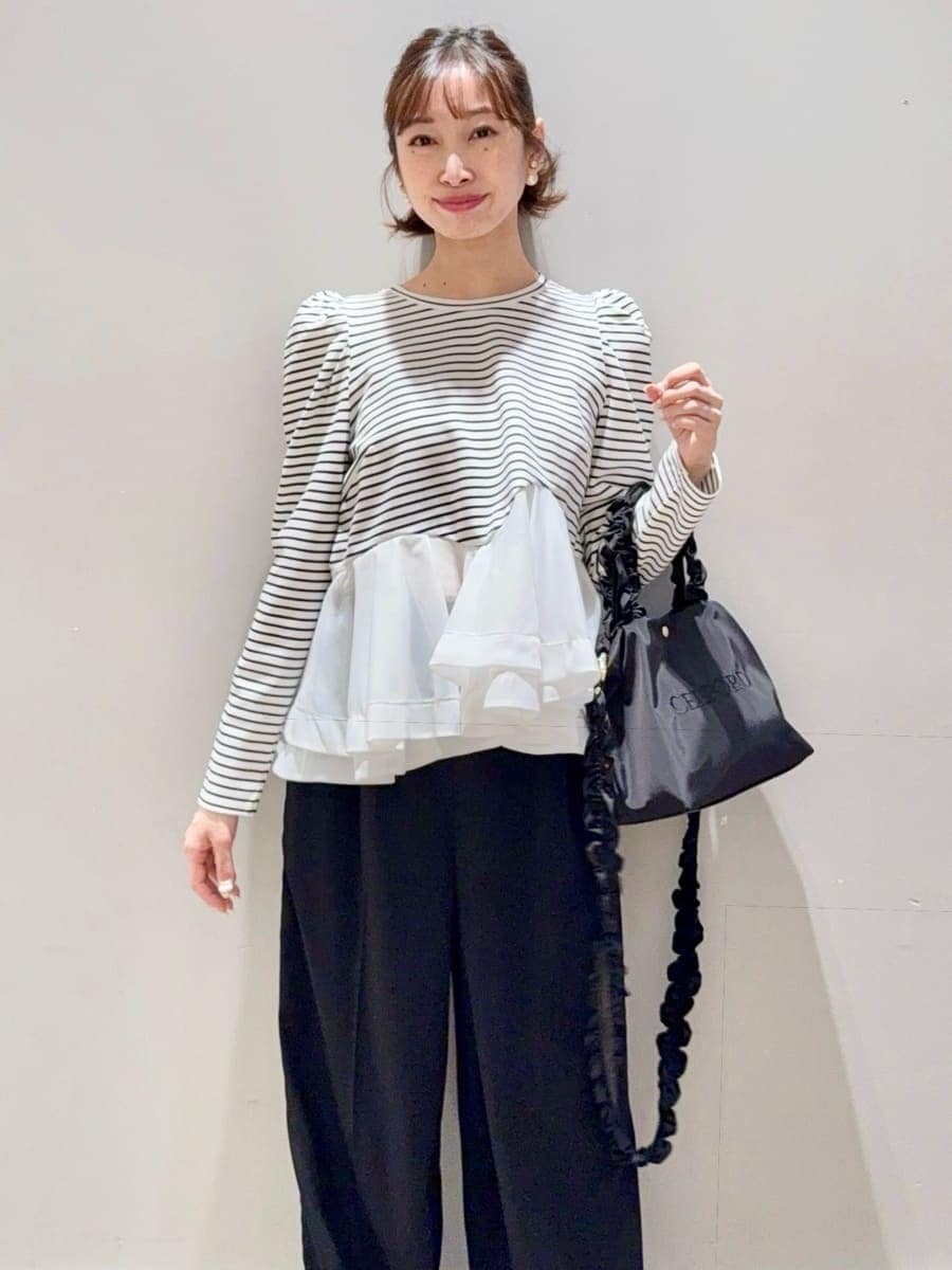ブラック系のスニーカー、その他のTシャツ/カットソー、ホワイト系のブルゾンを着用したレディースの春コーディネートの3枚目の写真