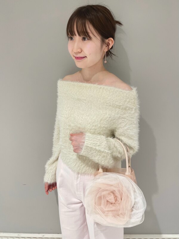 「骨格ウェーブ、ディリーコーディネート、パンツ、トップス、ニット、真冬コーデ、秋コーデ、冬コーデ」｜「CELFORDのローズスイングビジューピアス（ピアス（両耳用）、ピンク系）」を使った、CELFORDさん（レディース・161cm）の冬コーディネートの2枚目の写真