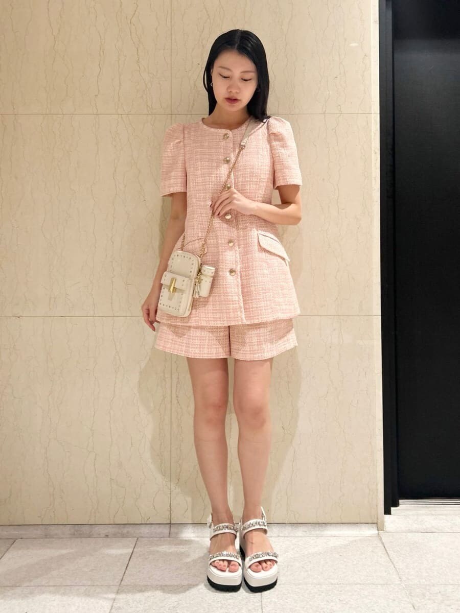 「骨格ウェーブ、ディリーコーディネート、ジャケット、パンツ、春コーディネート、夏コーデ、デートコーデ」｜「CELFORDのビジューハートフープピアス（ピアス（両耳用）、シルバー系）」を使った、CELFORDさん（レディース・158cm）の春コーディネートの3枚目の写真