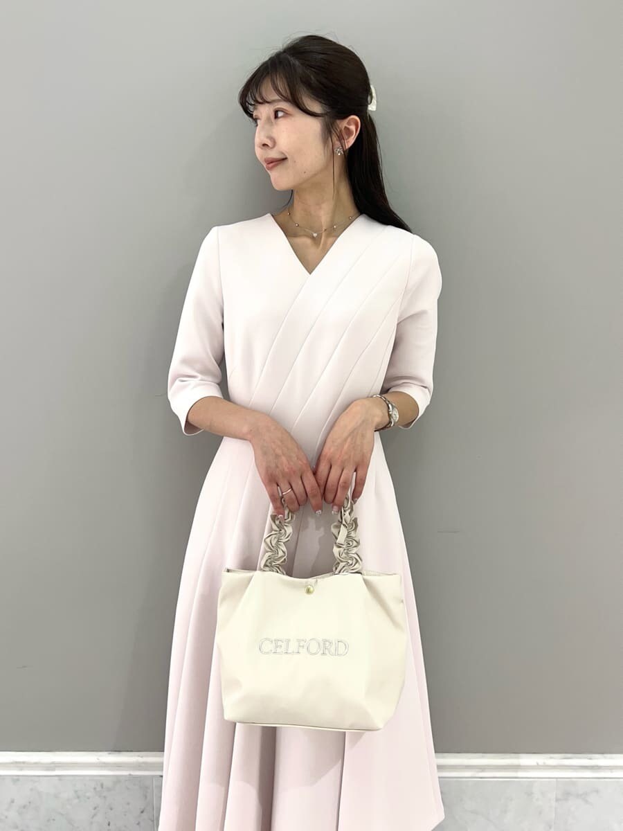 ホワイト系のカーディガン/ボレロ、ピンク系のワンピース、ホワイト系のトートバッグを着用したレディースの冬コーディネートの10枚目の写真