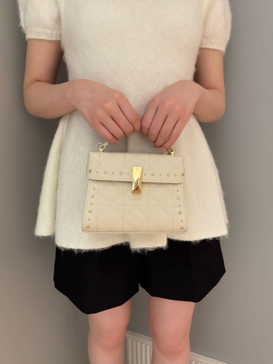 ホワイト系のニット/セーター、ブラック系のその他パンツを着用したレディースの秋コーディネートの5枚目の写真