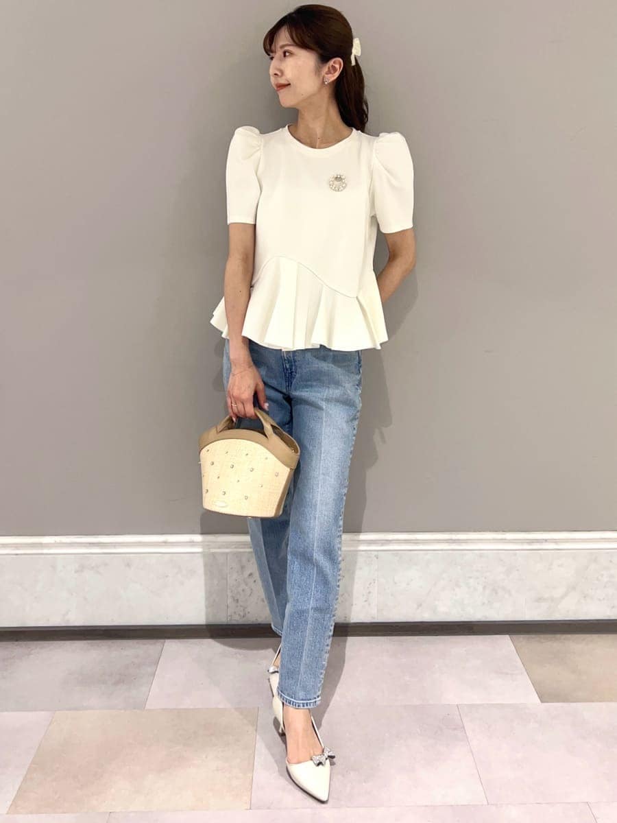 「骨格ウェーブ、ディリーコーディネート、パンツ、トップス、春コーディネート、夏コーデ、カジュアル」｜「CELFORDのアシンメトリーソフトポンチトップス（Tシャツ/カットソー、ホワイト系）」を使った、CELFORDさん（レディース・158cm）の夏コーディネートの2枚目の写真