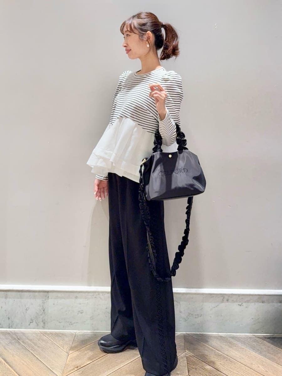 ブラック系のスニーカー、その他のTシャツ/カットソー、ホワイト系のブルゾンを着用したレディースの春コーディネートの7枚目の写真
