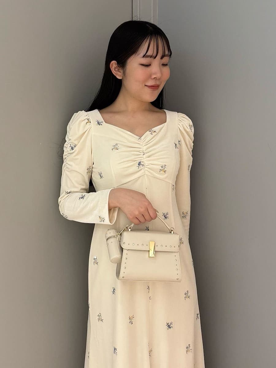 ホワイト系のショルダーバッグ、ピンク系のダウンジャケット/コート、ホワイト系のマスクを着用したレディースの秋コーディネートの6枚目の写真