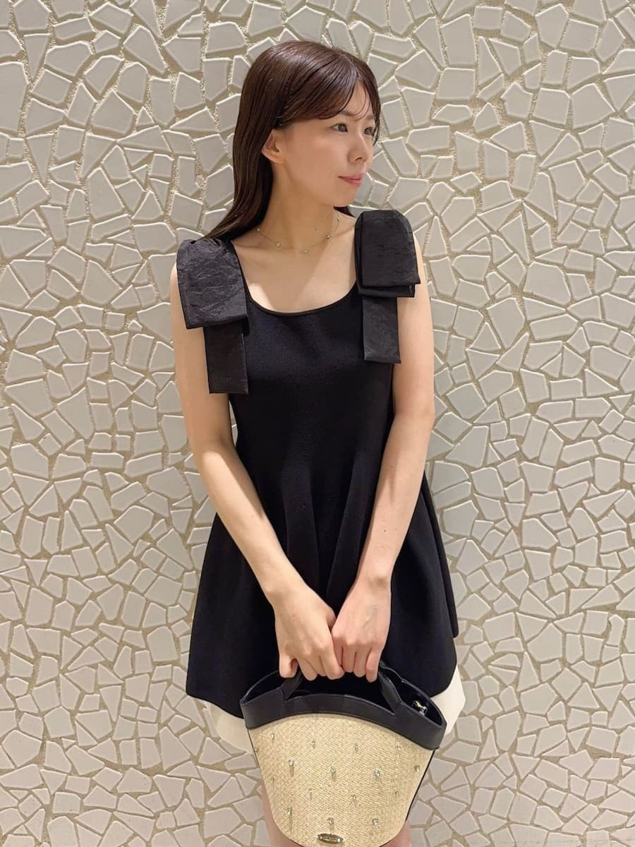 「骨格ウェーブ、骨格ナチュラル、ディリーコーディネート、パンツ、ニット、夏コーデ」｜「CELFORDのリボンショルダーペプラムニットプルオーバー（ニット/セーター、ブラック系）」を使った、CELFORDさん（レディース・158cm）の夏コーディネートの4枚目の写真
