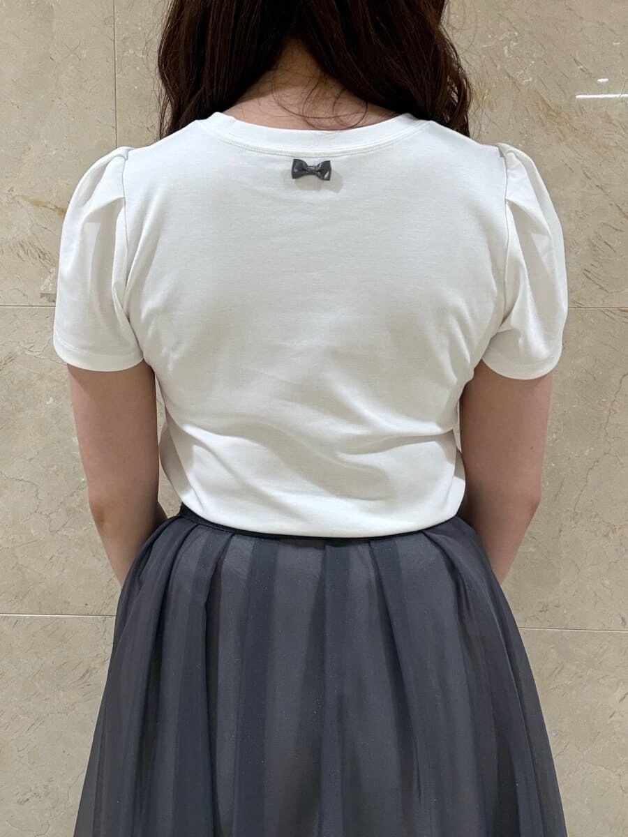 グレー系のスカート、ホワイト系のショルダーバッグを着用したレディースの夏コーディネートの5枚目の写真