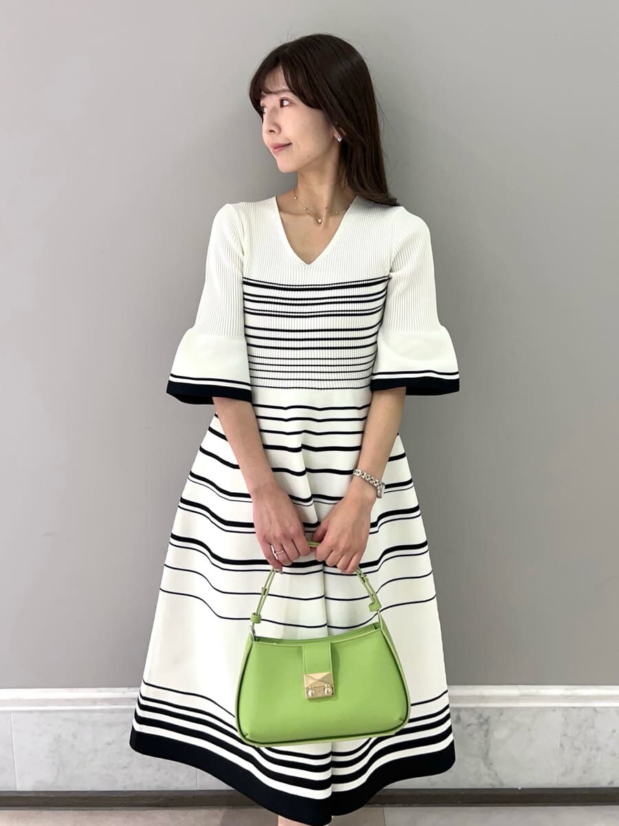 その他のワンピース、グリーン系のショルダーバッグ、ゴールド系のネックレスを着用したレディースの冬コーディネートの10枚目の写真