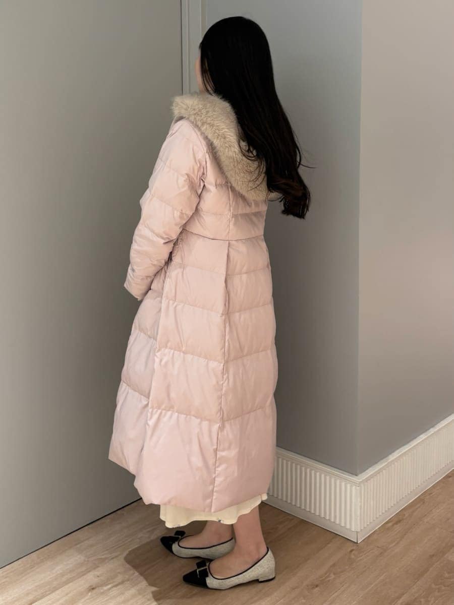 ホワイト系のショルダーバッグ、ピンク系のダウンジャケット/コート、ホワイト系のマスクを着用したレディースの秋コーディネートの2枚目の写真